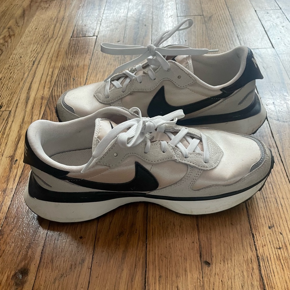 Nike White and Black Women's Sneakers - Picture 3 of 7